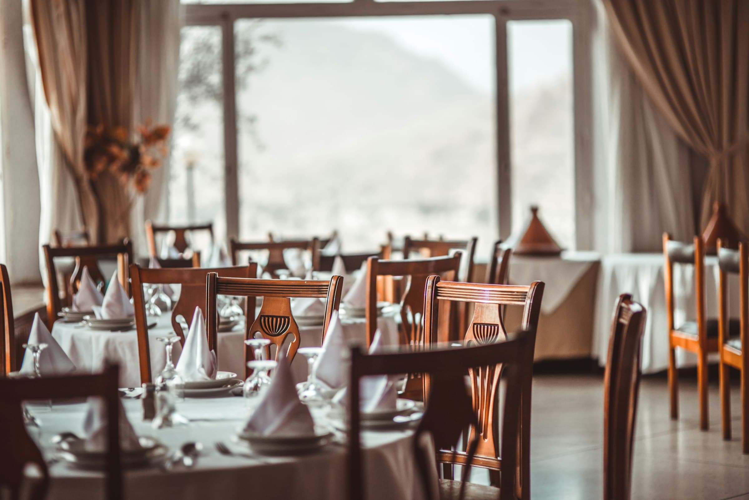 Unser Restaurant im Hotel Gleis 3 – helle Tische und viel Tageslicht